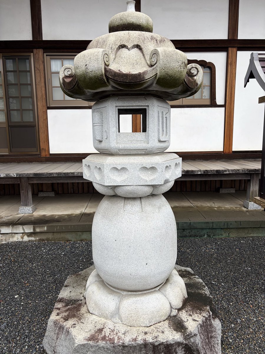 masa_loud's tweet photo. ご先祖の墓参りに行ってきました。
お寺の石灯籠がなんか可愛いので
パチリ‼️ https://t.co/5Cf09vZlvB