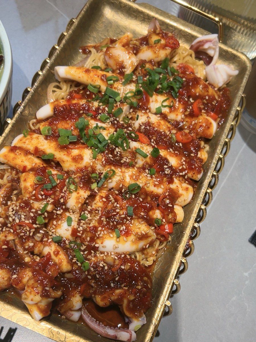 DavidPagarani's tweet photo. Craving late-night street food Spicy grilled squid on a stick, sizzling over the grill—simple joy in every savory bite! https://t.co/aXctDcFOLQ