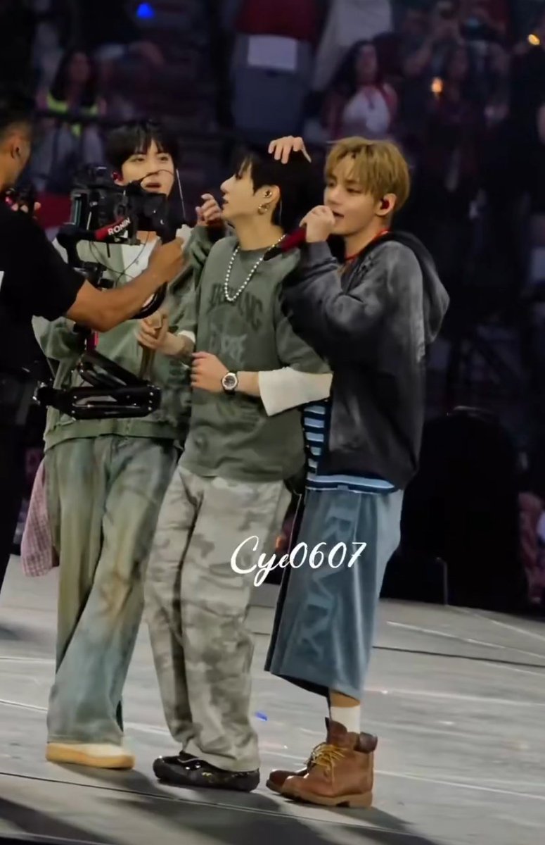 thvkoobaby's tweet photo. The way Jungkook becomes more tiny in Taehyung's arms https://t.co/FmebcO0mZL