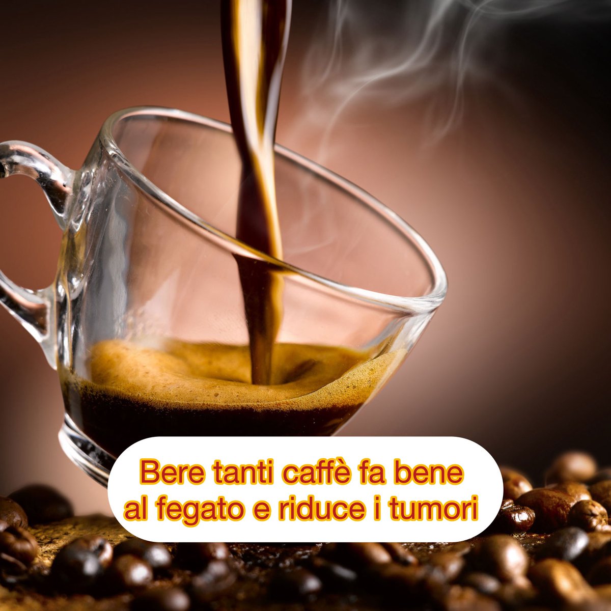 ProfMBassetti's tweet photo. 🗓️Un’ampia analisi condotta sulla UK Biobank conferma che un maggiore consumo giornaliero di caffè riduce significativamente il rischio di cirrosi, cancro al fegato e morte per malattie del fegato. 

☕️I benefici aumentano in relazione al consumo: bere 1-2 tazze riduce i rischi di circa il 20-31%, mentre il consumo di 5 o più tazze porta a riduzioni superiori al 40%. 

‼️È interessante notare che tali benefici sono stati osservati con caffè contenente caffeina, decaffeinato, non zuccherato e anche  zuccherato. I benefici clinici sono avvalorati sia dalla risonanza magnetica (RM) del fegato sia dall’analisi delle proteine ​​plasmatiche circolanti, che evidenziano miglioramenti strutturali e una riduzione dei marker infiammatori nei consumatori abituali di caffè. 

Ref. Hyun-Seok Kim et al. Coffee Consumption and Improved Liver Outcomes: Clinical, Imaging, and Proteomic Evidence From the UK Biobank. 
Clinical Gastroenterology and Hepatology