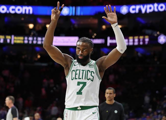 Kev_TGC's tweet photo. MERCI JAYLEN BROWN !

10 ans à Boston, drafté en 2016, 5 fois All-Star, 2 fois All-NBA Second Team, MVP des Finals en 2024.

JB, c'est un joueur clivant, souvent critiqué, mais qui aura été l'essence de cette franchise depuis des années. 

Bonne chance à Phily JB ! ☘️ https://t.co/8lsjBjV4RI