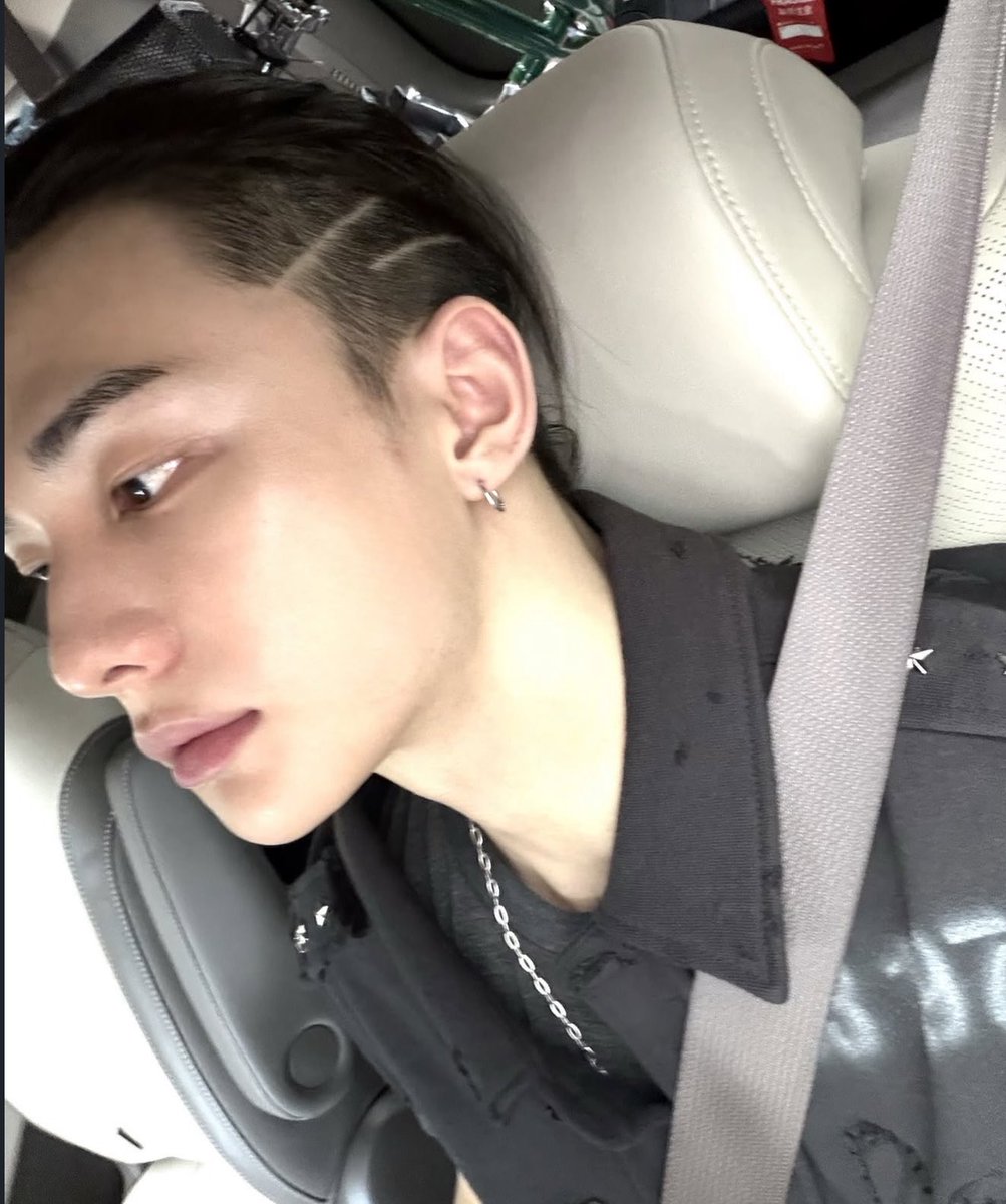 yeeetskz's tweet photo. OMG HYUNJIN CUT HIS HAIR AGAIN??!! https://t.co/sZKxGGdvjX