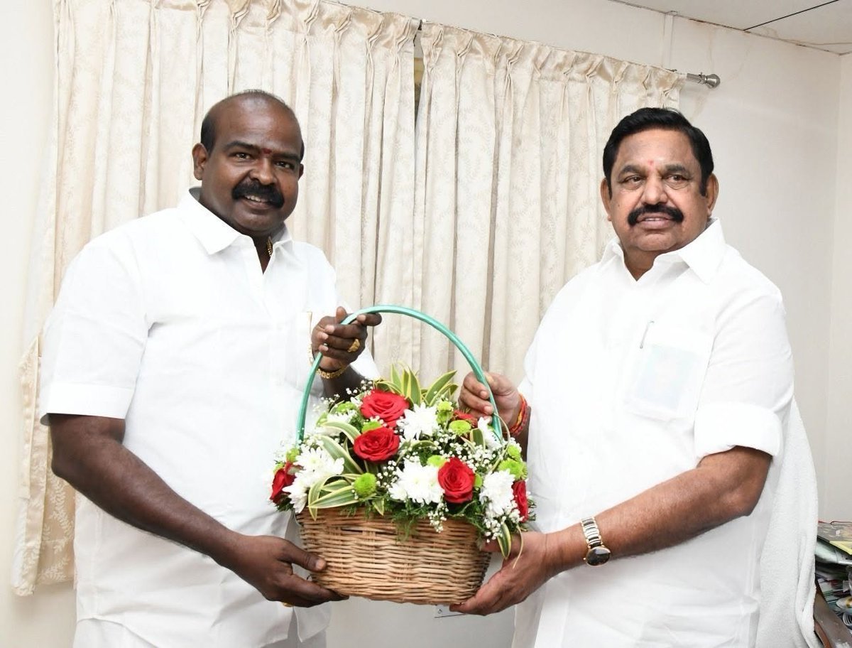 Sivasak71673789's tweet photo. தவெக ஆட்சியை கவிழ்க்க சதி செய்ததாக இ.எம் சீனிவாசன் (அதிமுக) கைது செய்யப்பட்டுள்ளார் ! 

திமுக அதிமுக ஒன்னு அறியாவதவன் வாய்ல மண்ணு.

திமுக அதிமுக வேறு வேறு இல்லை என்பது மக்களுக்கு தெரிந்து விட்டது.
#Dmkadmk #உதய்பேரம் https://t.co/7wuwbyc0XI