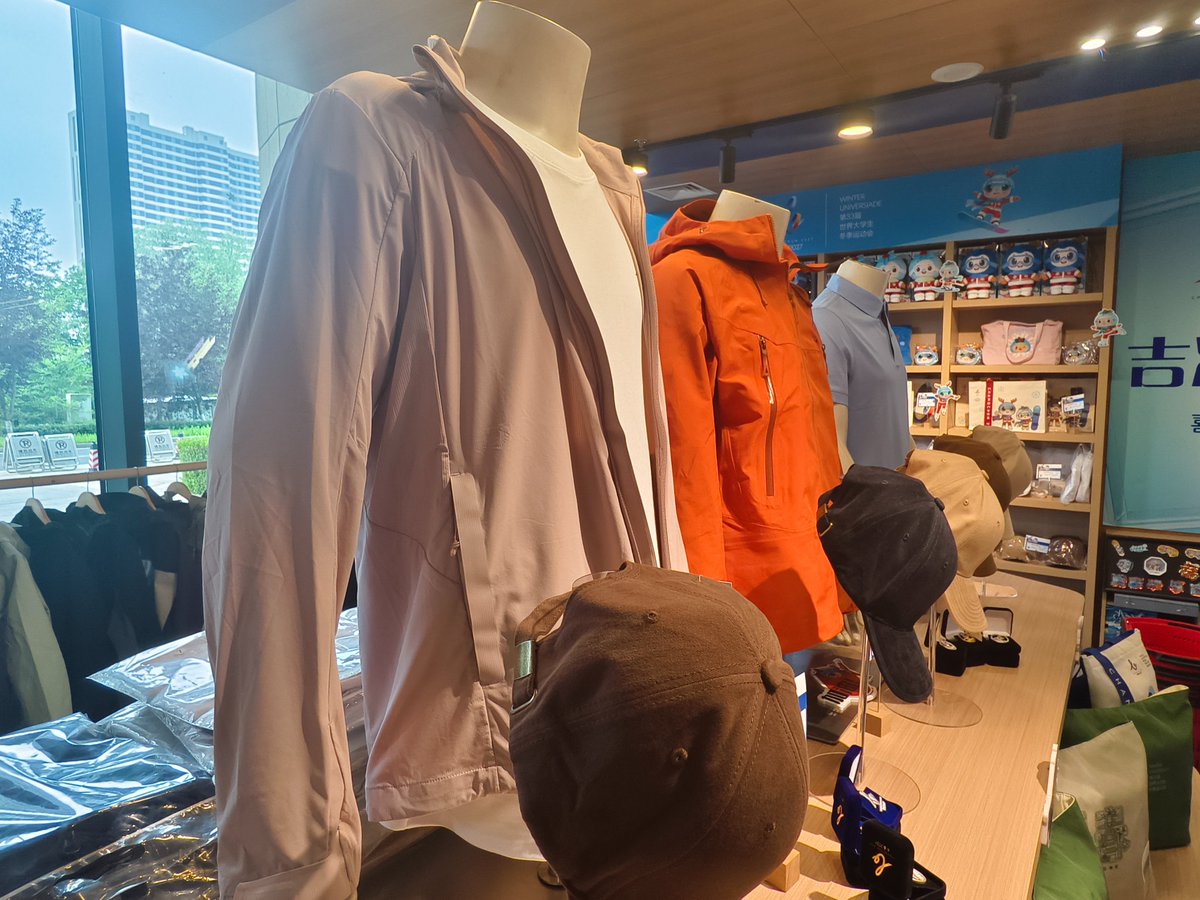 JilinChina's tweet photo. The organizing committee experience #store for the #Changchun 2027 #WinterUniversiade is now open, featuring 40+ new licensed products inspired by the games. ❄️ 

#JilinSports #JilinBiz #FISU #products #WinterSports https://t.co/FfI9JEo3RS