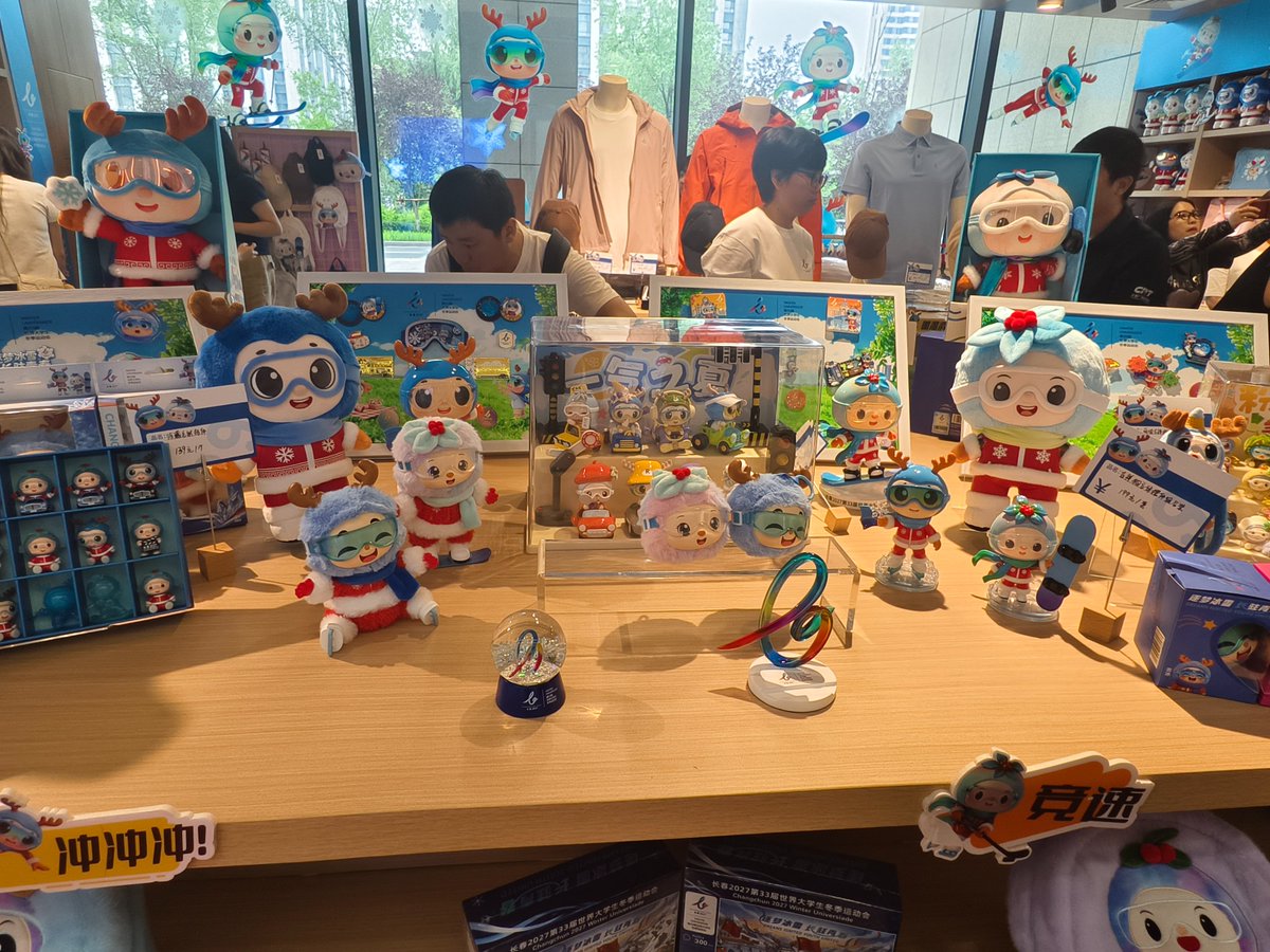 JilinChina's tweet photo. The organizing committee experience #store for the #Changchun 2027 #WinterUniversiade is now open, featuring 40+ new licensed products inspired by the games. ❄️ 

#JilinSports #JilinBiz #FISU #products #WinterSports https://t.co/FfI9JEo3RS