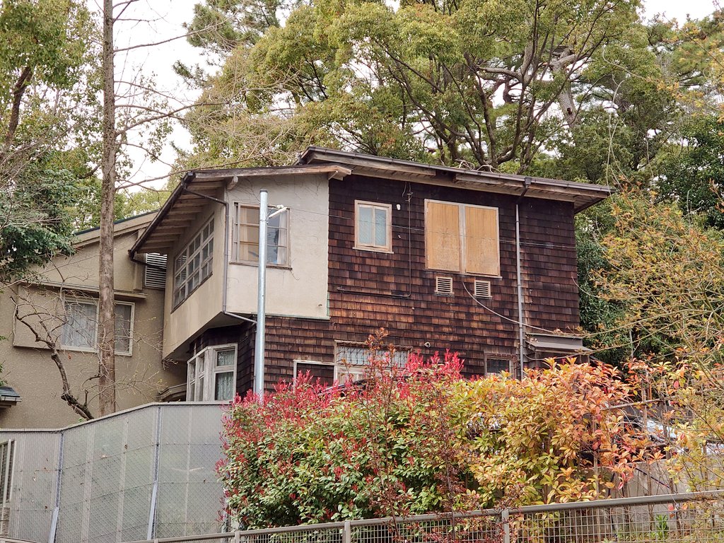 meesyan2's tweet photo. 芦屋の街なかに点在する戦前から残る洋館住宅🏚️

#阪神間モダニズム建築 https://t.co/J5hi4QVLpy