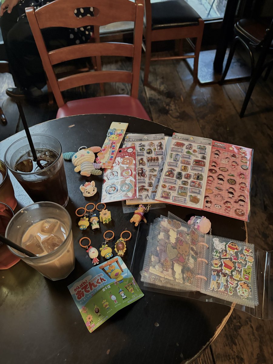sumikodayon's tweet photo. 友だち、夏生まれ多い！！！みんなおめ！！！
シール帳やってないのに、シール買って交換してくれた優しい🥺🥺🥺（シール帳もネットでオーダーしてくれてた）
今年の目標！！！一緒に🇰🇷旅行！！！！
らぶ！！！♡ https://t.co/vMknAY1heF