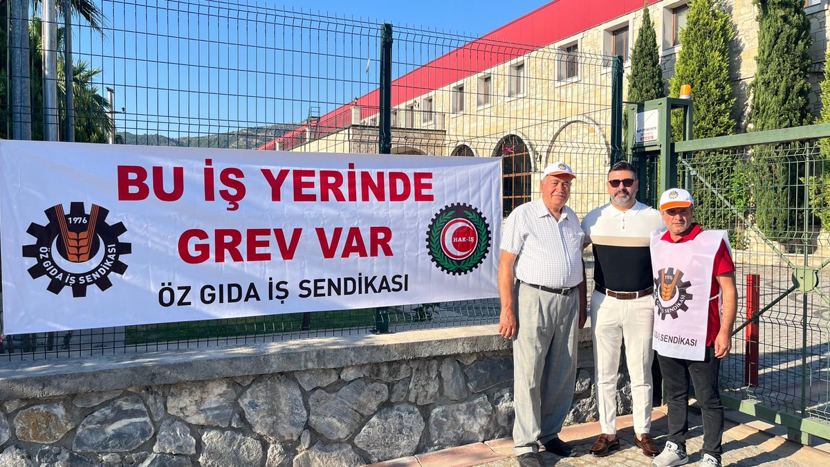 gultekin_hakis's tweet photo. İŞÇİNİN ANAYASAL HAKKI ENGELLENEMEZ...

Konfederasyonumuza bağlı Öz Gıda-İş Sendikamızın yetkili olduğu işyerinde, toplu iş sözleşmesi sürecinde işveren tarafından sergilenen hukuk dışı uygulamalara karşı emekçi kardeşlerimizin yanında olduğumuzu göstermek amacıyla düzenlenen programa HAK-İŞ İzmir İl Başkanı olarak katıldım.

Programda, Öz Gıda-İş İzmir Bölge Başkanımız İbrahim Otlak, Oleyis Bölge Başkanımız Kemalettin Açıkgöz, Öz Gıda-İş Genel Merkez Uzmanımız Göksel Şengün ve işyeri temsilcilerimizle birlikte emeğin, hukukun ve sendikal mücadelenin yanında olduğumuzu bir kez daha güçlü şekilde ifade ettik.

İşçilerin anayasal örgütlenme ve toplu sözleşme hakkı hiçbir şekilde engellenemez. Emekçinin iradesine, hukuk dışı baskılara ve hak gasplarına karşı mücadelemizi kararlılıkla sürdüreceğiz.

Birlikte güçlüyüz, birlikte başaracağız.

#Hakİş
#Hizmetİş
#ÖzGıdaİş
#Oleyis
#AlınTeri
#EmekMücadelesi