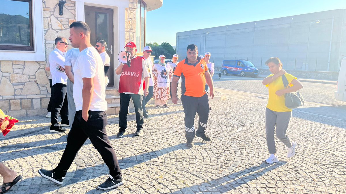 gultekin_hakis's tweet photo. İŞÇİNİN ANAYASAL HAKKI ENGELLENEMEZ...

Konfederasyonumuza bağlı Öz Gıda-İş Sendikamızın yetkili olduğu işyerinde, toplu iş sözleşmesi sürecinde işveren tarafından sergilenen hukuk dışı uygulamalara karşı emekçi kardeşlerimizin yanında olduğumuzu göstermek amacıyla düzenlenen programa HAK-İŞ İzmir İl Başkanı olarak katıldım.

Programda, Öz Gıda-İş İzmir Bölge Başkanımız İbrahim Otlak, Oleyis Bölge Başkanımız Kemalettin Açıkgöz, Öz Gıda-İş Genel Merkez Uzmanımız Göksel Şengün ve işyeri temsilcilerimizle birlikte emeğin, hukukun ve sendikal mücadelenin yanında olduğumuzu bir kez daha güçlü şekilde ifade ettik.

İşçilerin anayasal örgütlenme ve toplu sözleşme hakkı hiçbir şekilde engellenemez. Emekçinin iradesine, hukuk dışı baskılara ve hak gasplarına karşı mücadelemizi kararlılıkla sürdüreceğiz.

Birlikte güçlüyüz, birlikte başaracağız.

#Hakİş
#Hizmetİş
#ÖzGıdaİş
#Oleyis
#AlınTeri
#EmekMücadelesi