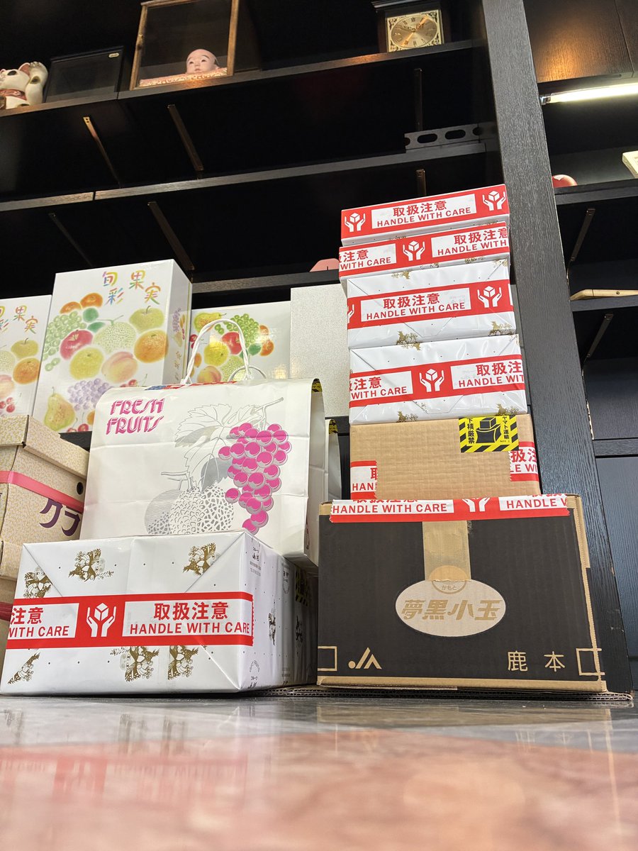 fruit_kosugi's tweet photo. #お中元 がじわりと始まってます
今年は果物を贈ってみませんか？
シャインマスカット、桃、メロンなど、旬のフルーツを取り揃えてお待ちしてます！
地方発送もok!
週末はぜひ当店へ！ https://t.co/eTLPFeDNkk