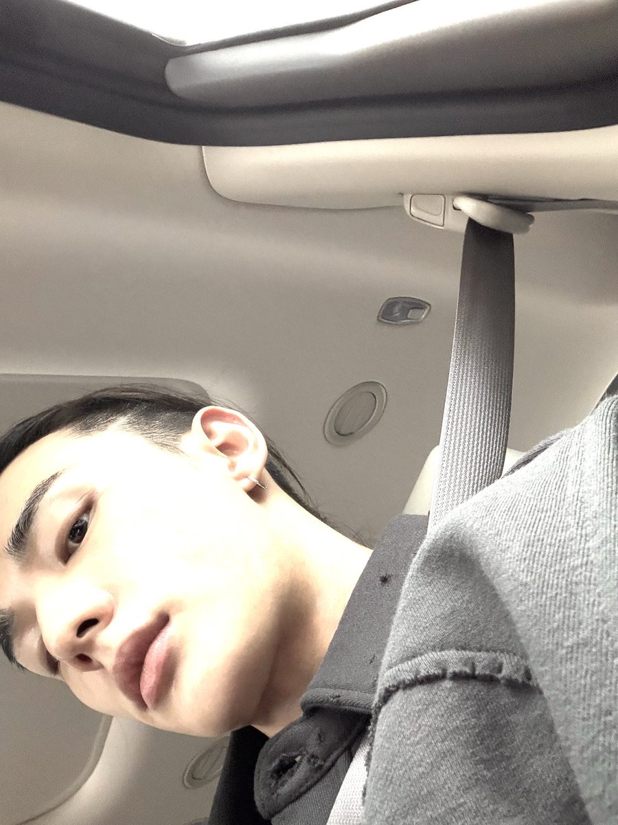 hyunjinpost's tweet photo. https://t.co/x4BFg7RjH1