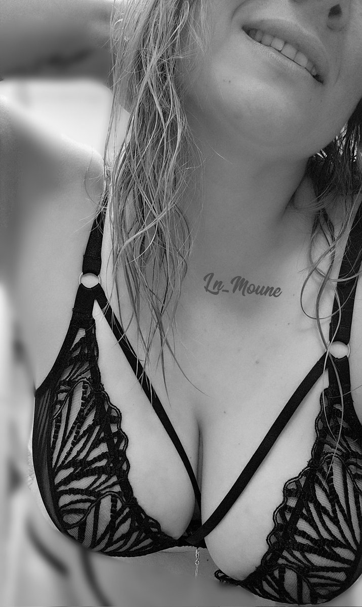 Ln_moune's tweet photo. Bonjour X 🌞 

Un petit #jeudisourire pour vous avant de filer m'habiller!
 
Merci pour vos réponses d'hier😝 bande de coquins ! Je ne serai qui choisir dans ma douche 😍

Belle journée  
Kiss 
LN ❤️ 

@Tom_Moune 
@PartageDefiHot 
@JoliesFormes8 
@OrgasmicGroup 
@lafrancecoquine https://t.co/Nw51l9990Z