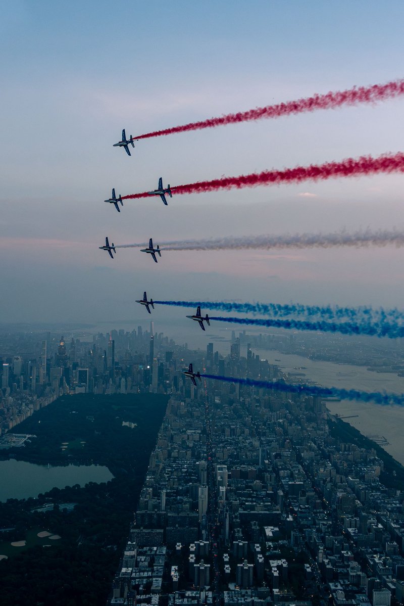 Armee_de_lair's tweet photo. Le jour se lève en France.
Et à New York, le crépuscule s’embrase de bleu, de blanc et de rouge.

250 ans d’histoire commune 🇫🇷🇺🇸
#Liberté250

@America250 @PAFofficiel @Armees_Gouv https://t.co/rJtEKSgBbV