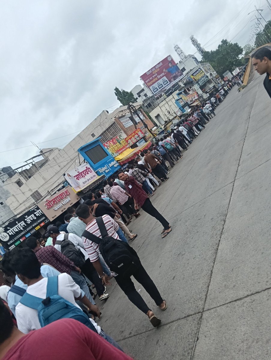 Vijaysingh_19's tweet photo. आज अमरावती येथे MPSC offline करावी या मागणी करिता मोर्चा निघाला आहे.
हळू हळू सर्व जिल्ह्यात निघणार आहेत.

काय वेळ आणली मा. @mpsc_office  तुम्ही  विद्यार्थ्यांवर.

तुम्ही रेटून नेण्याचा विचार करत असाल तर तुम्ही पूर्णपणे चुकीचे आहात.
@bhimanwar @Mpsc_Andolan https://t.co/xp1IbrzK1l