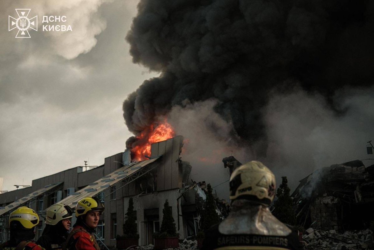 jurgen_nauditt's tweet photo. Kyiv, attacked by Moscow's barbarians.

Meanwhile, Russian bloggers are claiming that only military targets were hit in the attack.

The truth is that not a single military target was attacked—only civilian targets. https://t.co/dgqVNuWp9b