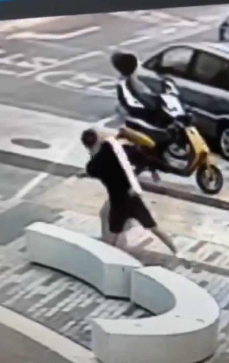 contrastado's tweet photo. Un rumano le da una brutal paliza a un hombre para robarle en Villajoyosa(Alicante) mientras su hermano vigilaba.
Le dio un puñetazo,lo tiró al suelo y le dio patadas hasta dejarlo inconsciente.
Con el hombre inconsciente en el suelo,le robó la cartera
…El juez los dejó libres🤦‍♂️ https://t.co/cp1gLNuiCe