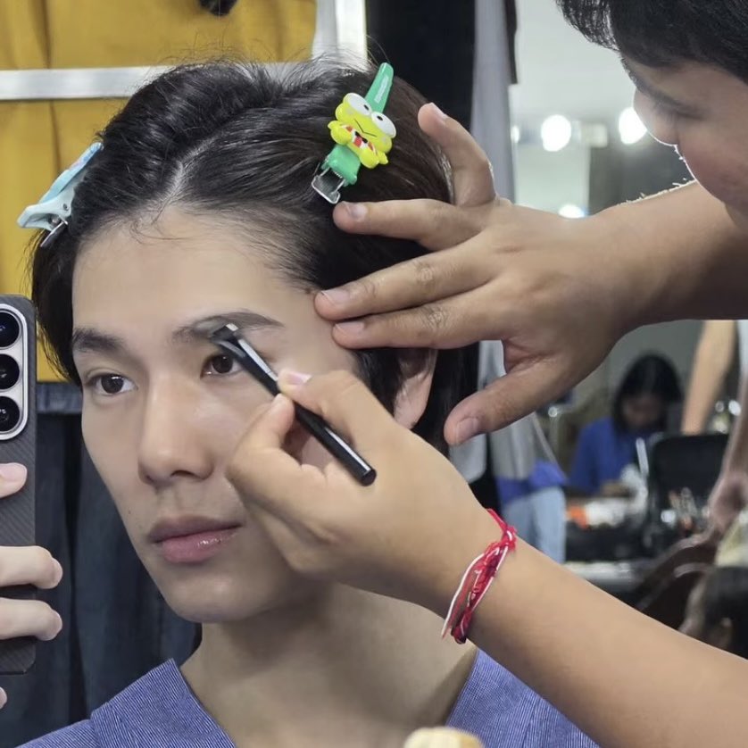 withphuwin's tweet photo. phuwin and his character's hair clip while getting ready 🤏🏻 pretty and cute at the same time #phuwintang https://t.co/IqXq3SQMoo