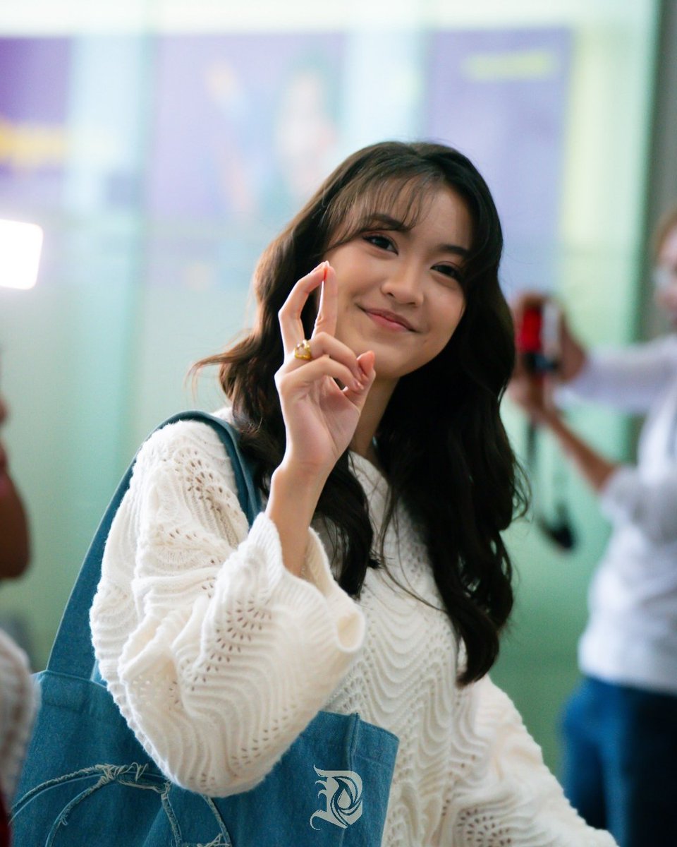 Degrees_OFC's tweet photo. halooo cantik @Greesel_JKT48 🤍

Semangat Meet &amp; Greet dan 2-Shot Surabaya hari inii https://t.co/OHtgyY1o4O