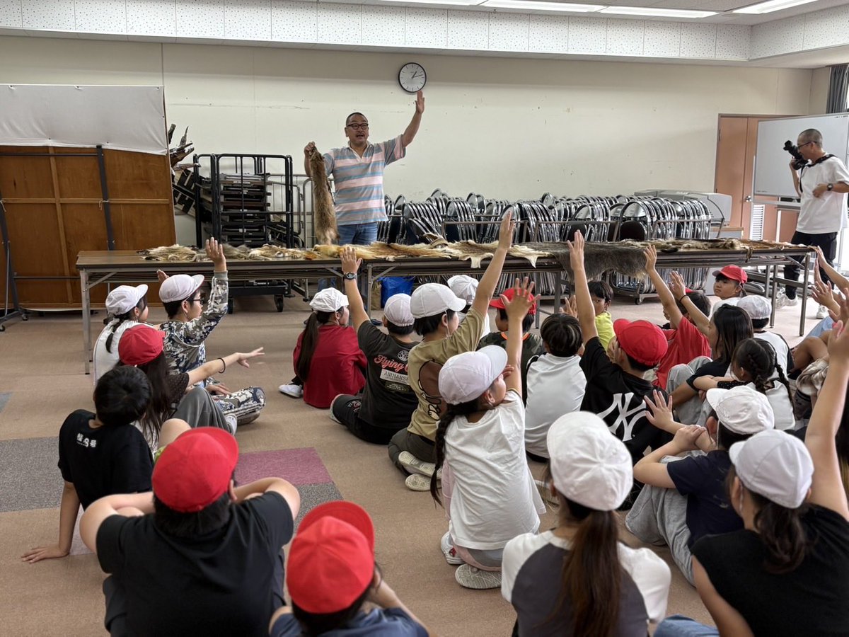 RYOUSHI_KOUBOU's tweet photo. 【命の授業】

本日はお隣り木更津市の小学5年生60名にお話させていただきました…

実際に毛皮などを触り何の獣か当てっこクイズと原田の小噺で構成される授業…

メインイベントほゆうこねーさんが愛情こめて削った鹿の角キーホルダーを作って授業が終わるのです…

終わった後もちびっ子たちは毛皮や頭骨の周りに大集合で次の予定もそっちのけ…「勉強になったか？面白かったか？」と聞いたところ「うん！楽しかった！」と言っていたので原田はほっと一安心…

ちびっ子たちに元気をいただいた原田なのでありました