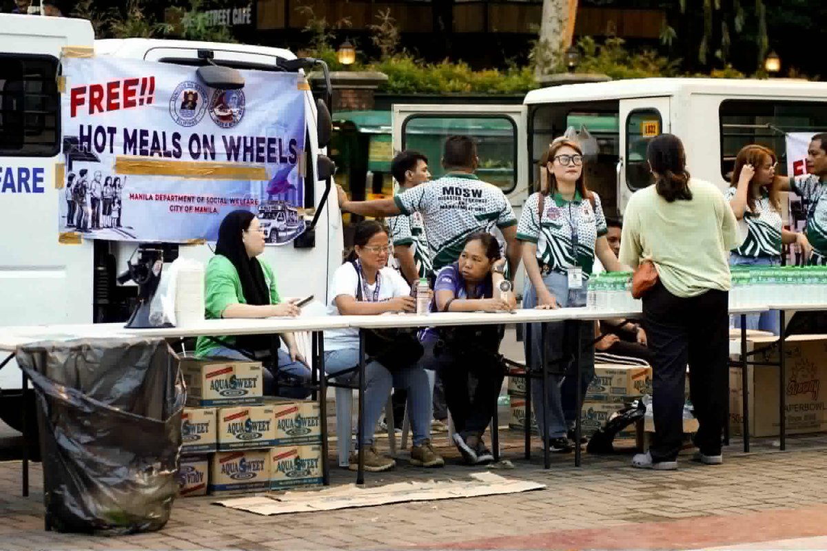 PhilippineStar's tweet photo. Members of Iglesia ni Cristo (INC) receive free meals from the Manila city government’s Department of Social Welfare as they continue their protest at the Liwasang Bonifacio on Thursday. 

The religious group’s third day of the rally was moved to Liwasang Bonifacio after the Quezon City government revoked its permit due to the massive inconvenience it caused to the public during the first two days of their protest action along EDSA. 

Aside from pushing for transparency and accountability in government, INC also rallies for Senator Rodante Marcoleta, who is facing possible arrest for plunder. (Photos/Manila Department of Social Welfare)