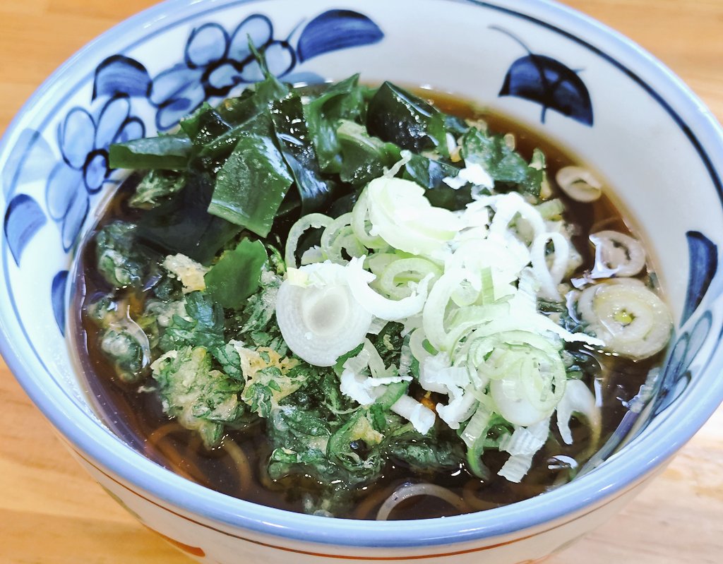 avazaurusu's tweet photo. 十条アバンザです！

十条駅近くの立ち食いそば屋さん、 #そば処やしま さんで春菊天そばを食べました。
ツユも麺も旨い！

この十条店は昨年11月にオープンしたばかり。
西葛西で1979年創業の老舗の新店舗、とのこと。
https://t.co/93r7LUzVA4 https://t.co/Z3cgip2lXh