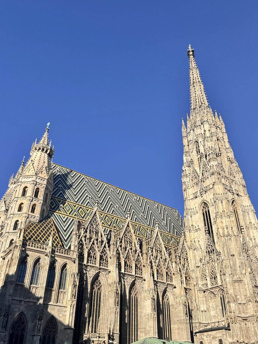 paroyko's tweet photo. Vienna, Austria 🇦🇹
หลงรักเวียนนาแบบไม่ตั้งใจ…เดินผ่านถนนหินเก่า ๆ ที่รถม้าผ่านไปมา  

ไปช่วง Spring กลางคืนอากาศเย็นกลางวันมีแดด มืดช้าคนออกมาใช้ชีวิตที่สวน  เมืองมีความโรแมนติก ✨

ใครเคยไปเวียนนาแล้วรู้สึกเหมือนกันบ้างมาแชร์กันค่ะ https://t.co/o87Pnoavyw
