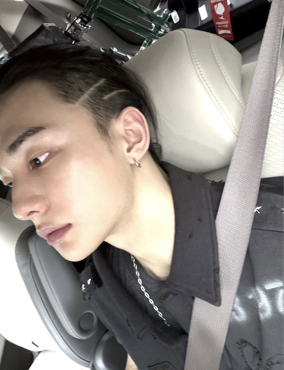 zuzuforhyune's tweet photo. this man can pull every single hairstyle and always looks BREATHTAKING https://t.co/LzOWyoVtEz