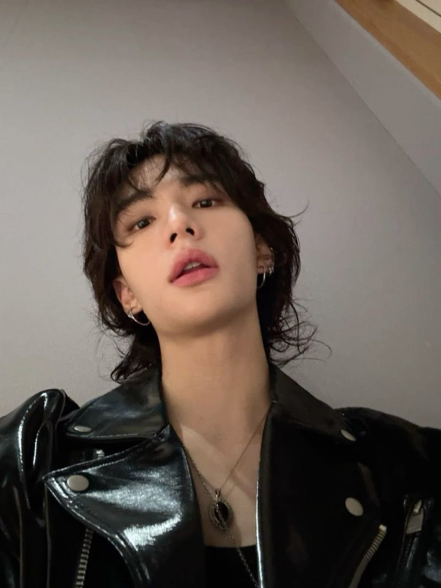 zuzuforhyune's tweet photo. this man can pull every single hairstyle and always looks BREATHTAKING https://t.co/LzOWyoVtEz