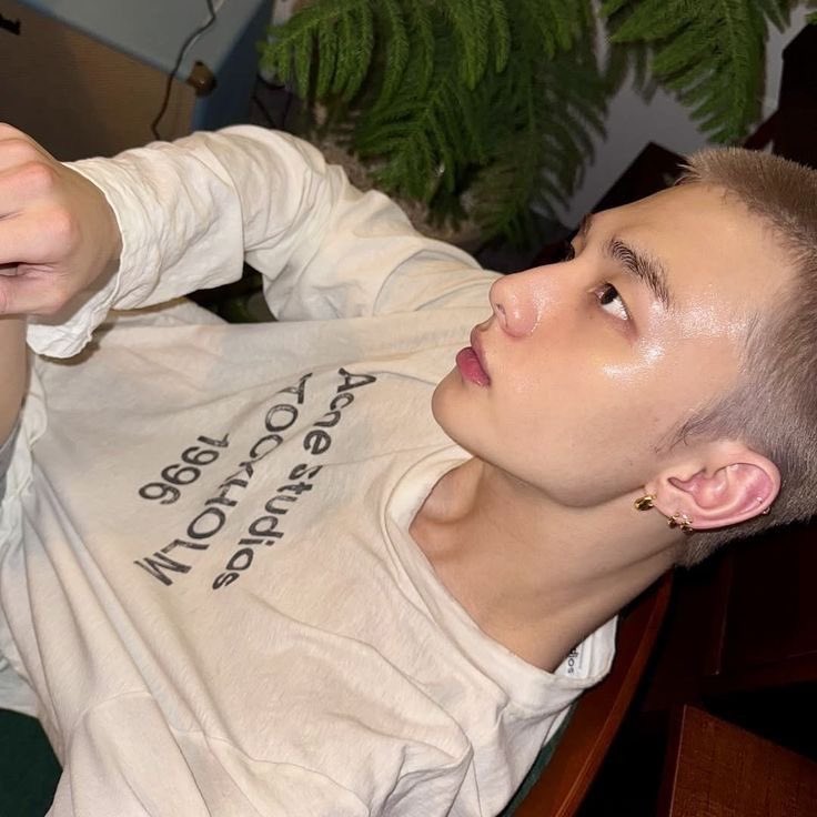 zuzuforhyune's tweet photo. this man can pull every single hairstyle and always looks BREATHTAKING https://t.co/LzOWyoVtEz