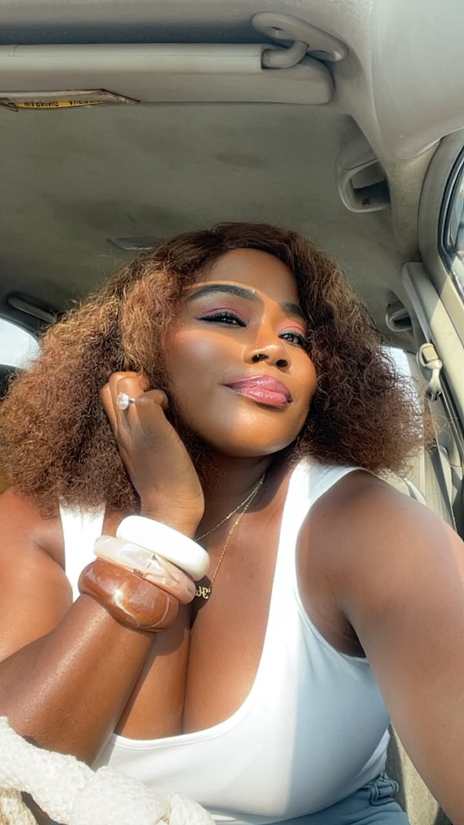 Soyi_Hadassah's tweet photo. I sell quality lipglosses in Abuja.

Matte and transparent. 

Can be used as a lip liner too.

2k each.

Please repost🤲🙏 https://t.co/dLVRRRpwiy