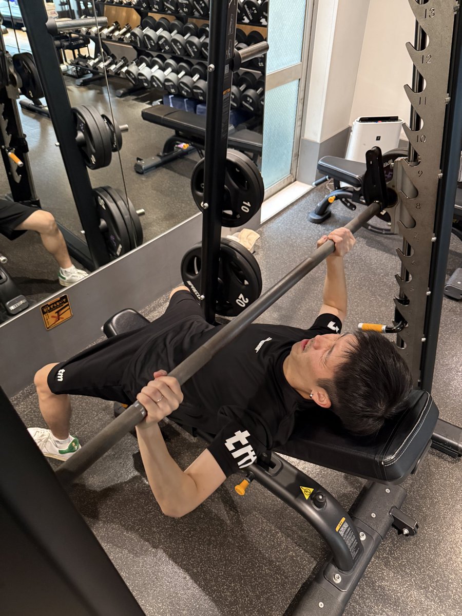 TRAININGMODE_JP's tweet photo. EVOから帰国してすぐトレーニング
時差ボケにも負けずしっかり追い込み

嬉しいことに即完売したTシャツとハーフパンツは近日入荷予定です！ https://t.co/u1dqf2jp47