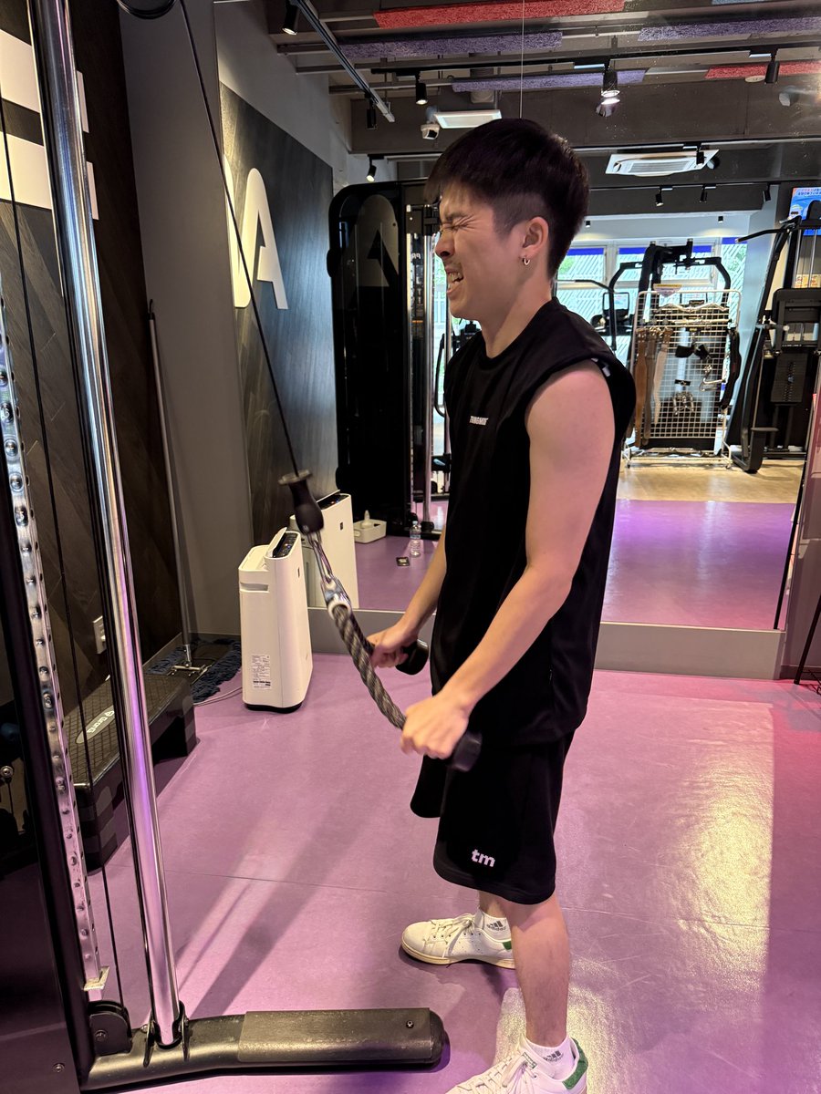 TRAININGMODE_JP's tweet photo. EVOから帰国してすぐトレーニング
時差ボケにも負けずしっかり追い込み

嬉しいことに即完売したTシャツとハーフパンツは近日入荷予定です！ https://t.co/u1dqf2jp47