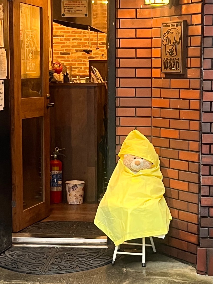 kent_tmteam's tweet photo. 帰社ランチで行ったお店にいる「くまきち」というくまさん🐻
今日は雨だったので、しっかりポンチョを着ていました☔️ https://t.co/WIuZENMq0S