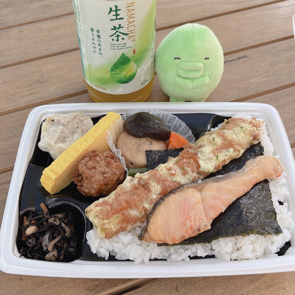 komtr39's tweet photo. 晴れた日に外で食べるお弁当がいっっっちばんおいしい！！この時間が大好きなんだ〜最高😆✨ https://t.co/9e53jUHJvL