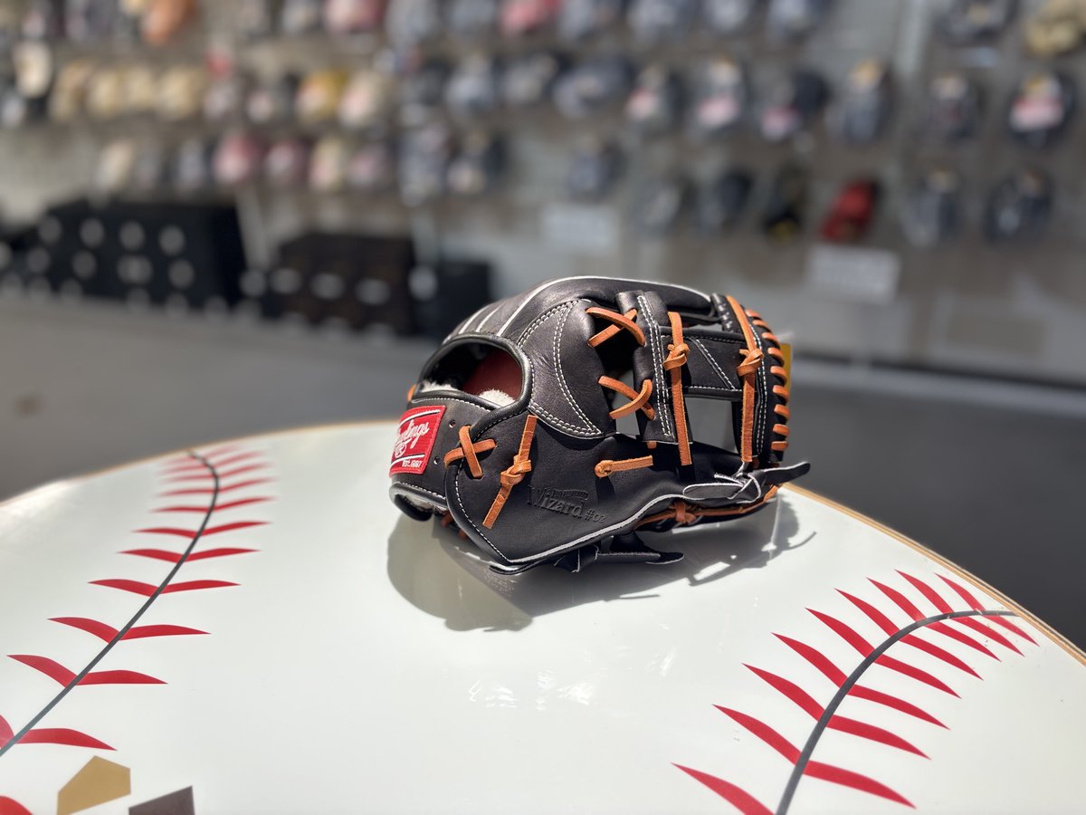 _baseballselect's tweet photo. ローリングスからウィザード 硬式内野用"52MG"型が入荷しました！

サイズは約28.5cmで小さくも大きくもなく扱いやすいサイズ。

【打球に負けない背面構造。
守備力を高める魔導グラブ第2弾】
TWIST BACK　投・捕・走のパフォーマンスを向上させるWizard設計

型付け済みで在庫しています！ https://t.co/lBYpz3TZoB
