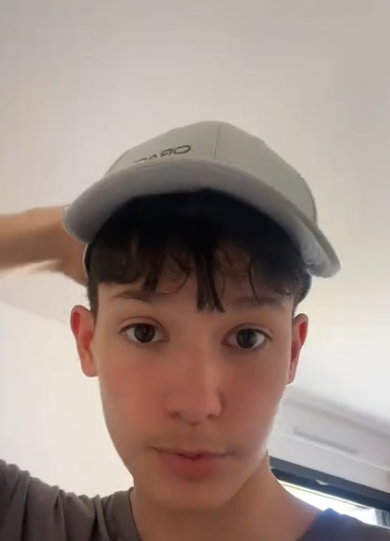 maes2lahess's tweet photo. baxo a perdu sa moustache dans le train et azkx qui fait le bogoss devant la cam alors que wallah il est horrible LA HONTE 😂@azkxfn @baxofnbr #K13NVMLP https://t.co/fqF04KWEYp