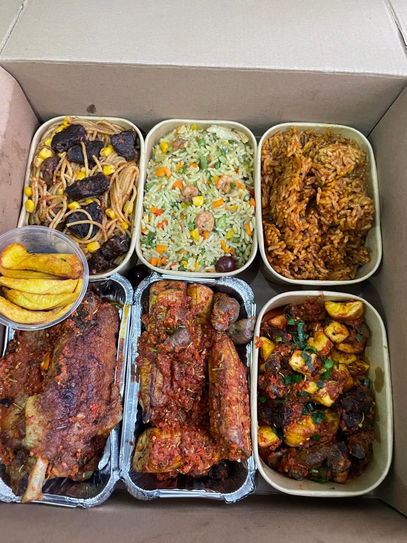 Soyi_Hadassah's tweet photo. I sell food trays and lunch boxes. 

Suitable for gifting too.

Location: Abuja

Kindly repost🤲 https://t.co/eTtjHiu61b