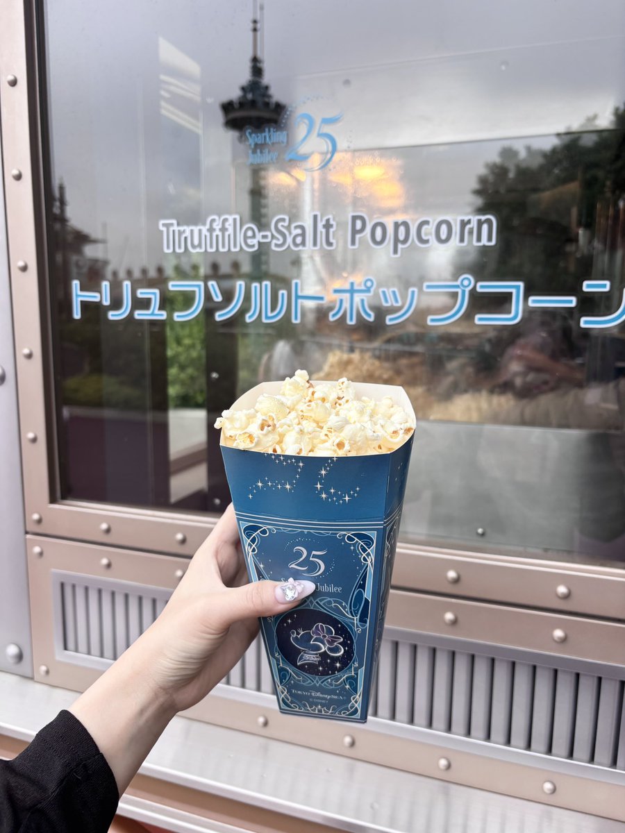 n_0530_'s tweet photo. ディズニーシーで7/1からトリュフソルトポップコーン出てるーー‼️‼️
美味しいけどやや味薄めだからガーリックトリュフの魔法の粉も買って振りかけて食べて‼️脳天突き破る‼️‼️ https://t.co/sqQ3gqC84M