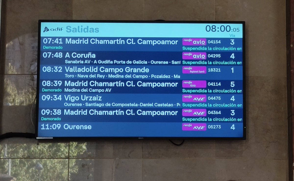 AVE_Zamora's tweet photo. Otro día sin poder llegar a trabajar. El primer tren de la mañana bloqueado en Ourense. Caos ferroviario cada día, esto es insostenible. https://t.co/lgCUHP6IUh