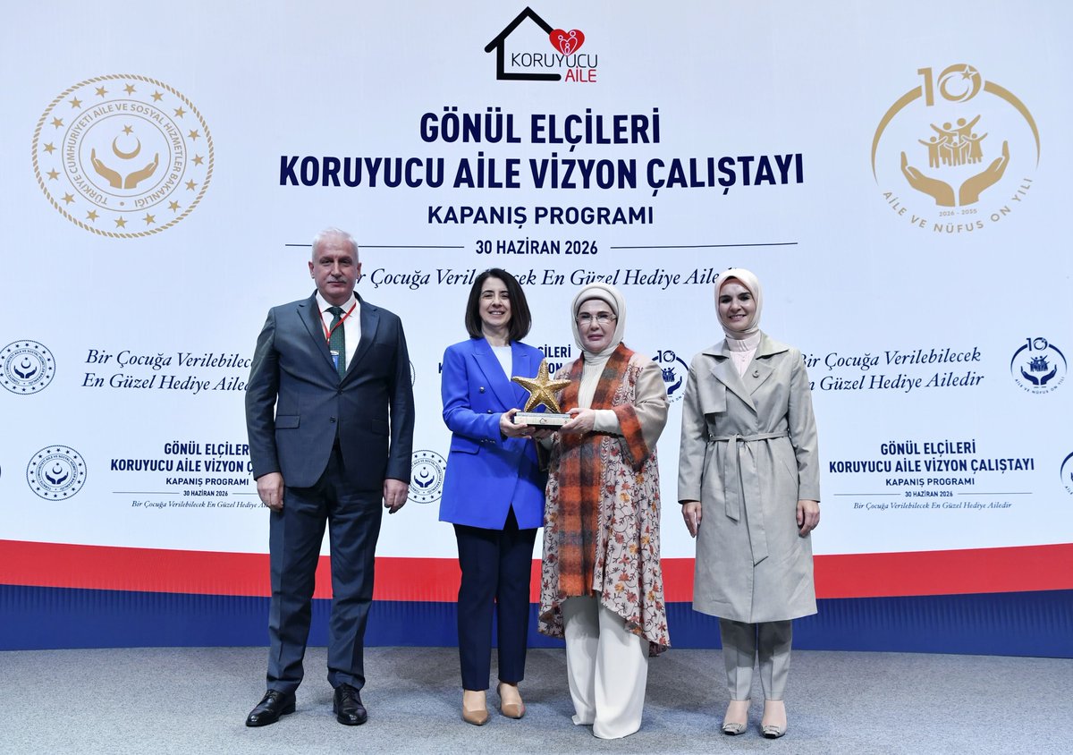 TCSamsunValilik's tweet photo. Hizmet Yaygınlaştırma Başarı Ödülü #Samsun’umuzun🏅Koruyucu Ailelerimize Şükranlarımızla. İyiki Varsınız

📌Cumhurbaşkanımız Sayın Recep Tayyip Erdoğan’ın Saygıdeğer eşleri Emine Erdoğan Hanımefendi’nin himayelerinde düzenlenen Gönül Elçileri Koruyucu Aile Vizyon Çalıştayı Kapanış Programı;

Aile ve Sosyal Hizmetler Bakanımız Sayın Mahinur Özdemir Göktaş, Cumhurbaşkanlığı İletişim Başkanı Sayın Burhanettin Duran, Valimiz Sayın @orhantavli_'nın eşi Ayşe Tavlı Hanımefendi, Vali eşleri/Gönül Elçileri, Aile ve Sosyal Hizmetler İl Müdürleri ve koruyucu ailelerimizin katılımıyla gerçekleştirildi.

📌Programda; Aile ve Sosyal Hizmetler Bakanlığımız tarafından koruyucu aile hizmeti kapsamında belirlenen "Hizmet Yaygınlaştırma Başarı Kategorisi" değerlendirmesi sonucunda, koruyucu aile sayısının artırılması, çocukların aile ortamında desteklenmesi ve hizmetin sürdürülebilirliğinin güçlendirilmesine yönelik yürütülen başarılı çalışmaları dolayısıyla Hizmet Yaygınlaştırma Başarı Ödülü’ne Samsun Aile ve Sosyal Hizmetler İl Müdürlüğümüz layık görüldü. 

📌Samsunumuzu ve Aile ve Sosyal Hizmetler İl Müdürlüğümüzü bu anlamlı ödüle layık gören Saygıdeğer Emine Erdoğan Hanımefendi’ye ve Aile ve Sosyal Hizmetler Bakanımız Sayın Mahinur Özdemir Göktaş’a şükranlarımızı ve teşekkürlerimizi sunuyor; bu başarıda büyük emeği bulunan Aile ve Sosyal Hizmetler İl Müdürlüğümüz personeli, Kıymetli Koruyucu Ailelerimiz ile koruyucu aile hizmetlerinin ilimizde güçlenmesine sundukları kıymetli katkıları için Samsun Büyükşehir Belediyemizi, Koruyucu Aile Derneğimizi, sürece destek veren yerel yönetimlerimizi, kamu kurum ve kuruluşlarımızı ve sivil toplum kuruluşlarımızı tebrik ediyoruz.

📌30 Haziran Korucuyu Aile Günü’nde alınan bu ödülün daha fazla ailemizin koruyucu aile olmasına ve daha fazla çocuğumuzun sevgi dolu bir aile ortamında geleceğe güvenle hazırlanmasına vesile olmasını temenni ediyor; aldıkları koruyucu ailelik kararıyla yavrularımıza adeta her gün bayram yaşatan tüm koruyucu ailelerimize şükranlarımızı ve teşekkürlerimizi sunuyoruz.