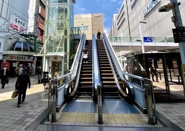 bozu_108's tweet photo. 北千住駅使ってる人しか分からないこと選手権

入賞
地上と西口広場をつなぐエスカレーターが遅すぎる

だいじょぶなんだろうけど、雨ざらしになるエスカレーターがショートしたり感電しないか心配🙄 https://t.co/sxWwmhXHbM