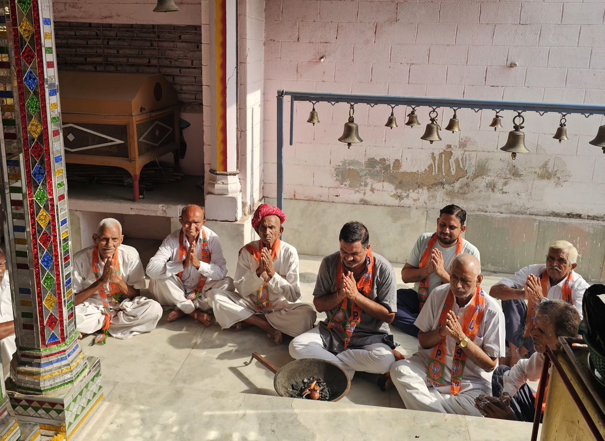 PratapParmar_'s tweet photo. भाजपा जिला अध्यक्ष डॉक्टर रक्षा भण्डारी जी के नेतृत्व मे भारतीय जनता पार्टी के प्रदेश अध्यक्ष श्री मदन राठोड जी के जन्मोत्सव पर पोसालिया मंडल द्वारा उनके लंबी उम्र के लिए भगवान से प्राथना व पुजा पाठ की गायो को हरा वितरण किया व मन्दिर परिसर  @madanrrathore https://t.co/G5komhFUMx