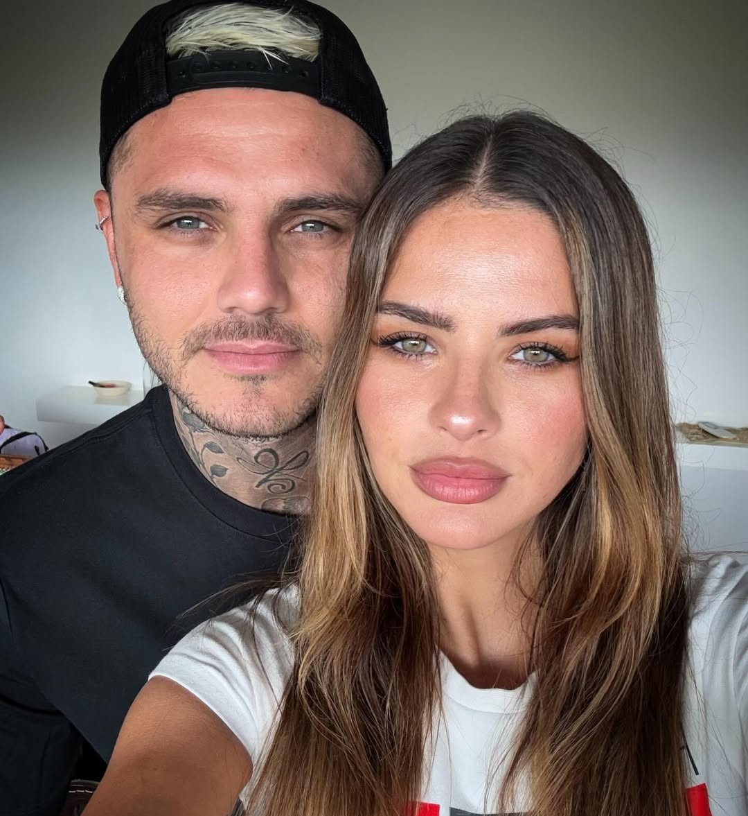 populicc's tweet photo. Mauro Icardi'nin başka kızla konuşmalarını gören China Suarez'in 4 gün önce evi terk ettiği öğrenildi. (Yanina Latorre)

• Üzüntü yaşayan Icardi'nin, China Suarez'in ziyaretine rağmen onu geri dönmeye ikna edemediği iddia edildi. https://t.co/AOWhgehaQb