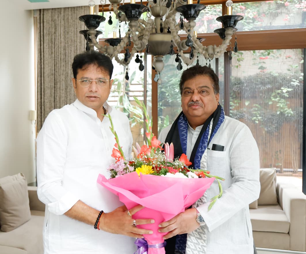 MBPatil's tweet photo. Had a cordial meeting with Hon'ble Minister for Industries & Commerce, IT, Electronics & Communications, Government of Telangana, Shri D. Sridhar Babu, who called on me at my residence in Bengaluru today.

We exchanged views on issues of mutual interest - particularly industrial development and avenues for deeper cooperation between Karnataka and Telangana.
Reaffirmed our shared commitment to strengthening cooperative federalism and driving inclusive growth across both states.

ತೆಲಂಗಾಣ ಸರ್ಕಾರದ ಕೈಗಾರಿಕೆ ಮತ್ತು ವಾಣಿಜ್ಯ, ಮಾಹಿತಿ ತಂತ್ರಜ್ಞಾನ, ಎಲೆಕ್ಟ್ರಾನಿಕ್ಸ್ ಹಾಗೂ ಸಂವಹನ ಇಲಾಖೆಯ ಸಚಿವರಾದ ಶ್ರೀ ಡಿ. ಶ್ರೀಧರ್ ಬಾಬು ಅವರು ಇಂದು ಬೆಂಗಳೂರಿನ ನನ್ನ ನಿವಾಸಕ್ಕೆ ಸೌಜನ್ಯಯುತ ಭೇಟಿ ನೀಡಿದರು.

ಈ ಸಂದರ್ಭದಲ್ಲಿ ಕರ್ನಾಟಕ ಮತ್ತು ತೆಲಂಗಾಣ ರಾಜ್ಯಗಳ ಕೈಗಾರಿಕಾ ಅಭಿವೃದ್ಧಿ, ಹೂಡಿಕೆ ವೃದ್ಧಿ ಹಾಗೂ ಉಭಯ ರಾಜ್ಯಗಳ ನಡುವಿನ ಸಹಕಾರವನ್ನು ಇನ್ನಷ್ಟು ಬಲಪಡಿಸುವ ಅವಕಾಶಗಳು ಸೇರಿದಂತೆ ವಿವಿಧ ಪ್ರಮುಖ ವಿಷಯಗಳ ಕುರಿತು ಚರ್ಚಿಸಿದೆವು.
@OffDSB