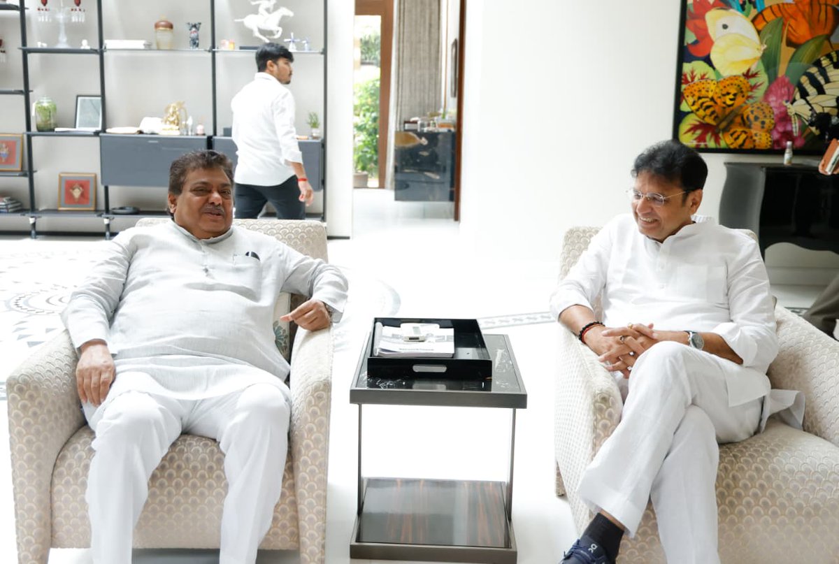 MBPatil's tweet photo. Had a cordial meeting with Hon'ble Minister for Industries & Commerce, IT, Electronics & Communications, Government of Telangana, Shri D. Sridhar Babu, who called on me at my residence in Bengaluru today.

We exchanged views on issues of mutual interest - particularly industrial development and avenues for deeper cooperation between Karnataka and Telangana.
Reaffirmed our shared commitment to strengthening cooperative federalism and driving inclusive growth across both states.

ತೆಲಂಗಾಣ ಸರ್ಕಾರದ ಕೈಗಾರಿಕೆ ಮತ್ತು ವಾಣಿಜ್ಯ, ಮಾಹಿತಿ ತಂತ್ರಜ್ಞಾನ, ಎಲೆಕ್ಟ್ರಾನಿಕ್ಸ್ ಹಾಗೂ ಸಂವಹನ ಇಲಾಖೆಯ ಸಚಿವರಾದ ಶ್ರೀ ಡಿ. ಶ್ರೀಧರ್ ಬಾಬು ಅವರು ಇಂದು ಬೆಂಗಳೂರಿನ ನನ್ನ ನಿವಾಸಕ್ಕೆ ಸೌಜನ್ಯಯುತ ಭೇಟಿ ನೀಡಿದರು.

ಈ ಸಂದರ್ಭದಲ್ಲಿ ಕರ್ನಾಟಕ ಮತ್ತು ತೆಲಂಗಾಣ ರಾಜ್ಯಗಳ ಕೈಗಾರಿಕಾ ಅಭಿವೃದ್ಧಿ, ಹೂಡಿಕೆ ವೃದ್ಧಿ ಹಾಗೂ ಉಭಯ ರಾಜ್ಯಗಳ ನಡುವಿನ ಸಹಕಾರವನ್ನು ಇನ್ನಷ್ಟು ಬಲಪಡಿಸುವ ಅವಕಾಶಗಳು ಸೇರಿದಂತೆ ವಿವಿಧ ಪ್ರಮುಖ ವಿಷಯಗಳ ಕುರಿತು ಚರ್ಚಿಸಿದೆವು.
@OffDSB
