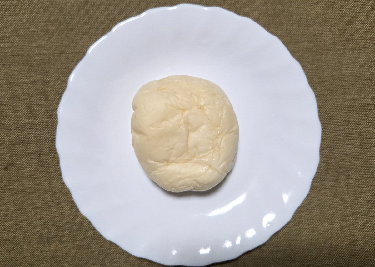 IjMk3m's tweet photo. 【たっぷりウユクリームパン】
セブン 354円 259kcal
4.5
生地は薄くもっちりして
かむとねっとりした食感も
クリームはとろっとろ
飲み物レベル
とてもミルキーで
牛乳のコクがありつつ
甘みもそこそこありながら
すっきりしていて
たっぷりだけど
食べやすく
めちゃうま https://t.co/szb3m5tMvo