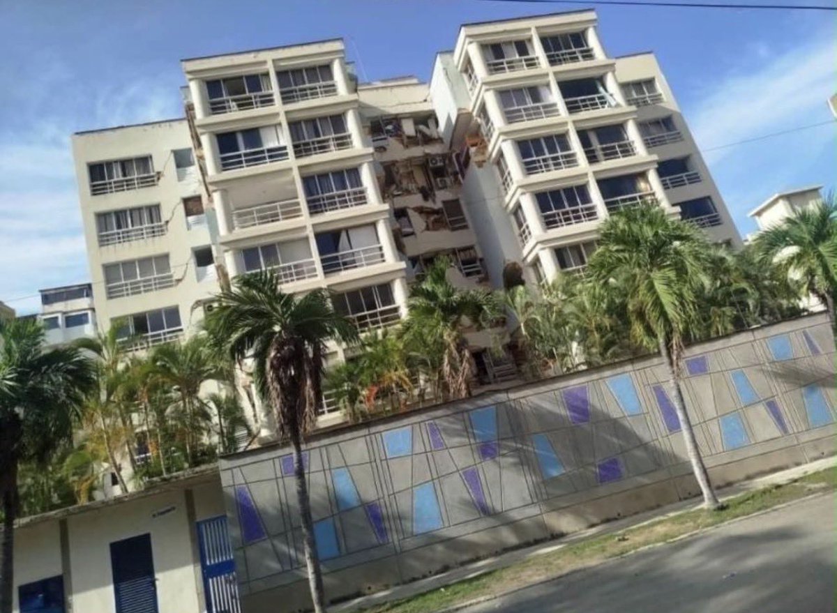diceleo_'s tweet photo. 🚨𝐀𝐘𝐔𝐃𝐀 𝐀 𝐃𝐈𝐅𝐔𝐍𝐃𝐈𝐑!

Necesitamos ayuda para sacar a una abuela en Tanaguarena no ha llegado nadie porque el edificio es un poco escondido solo hay tres personas ayúdenme a difundir! 

#2Jul #URGENTE #ALERTA RT🔃 https://t.co/Acc1dEERFy
