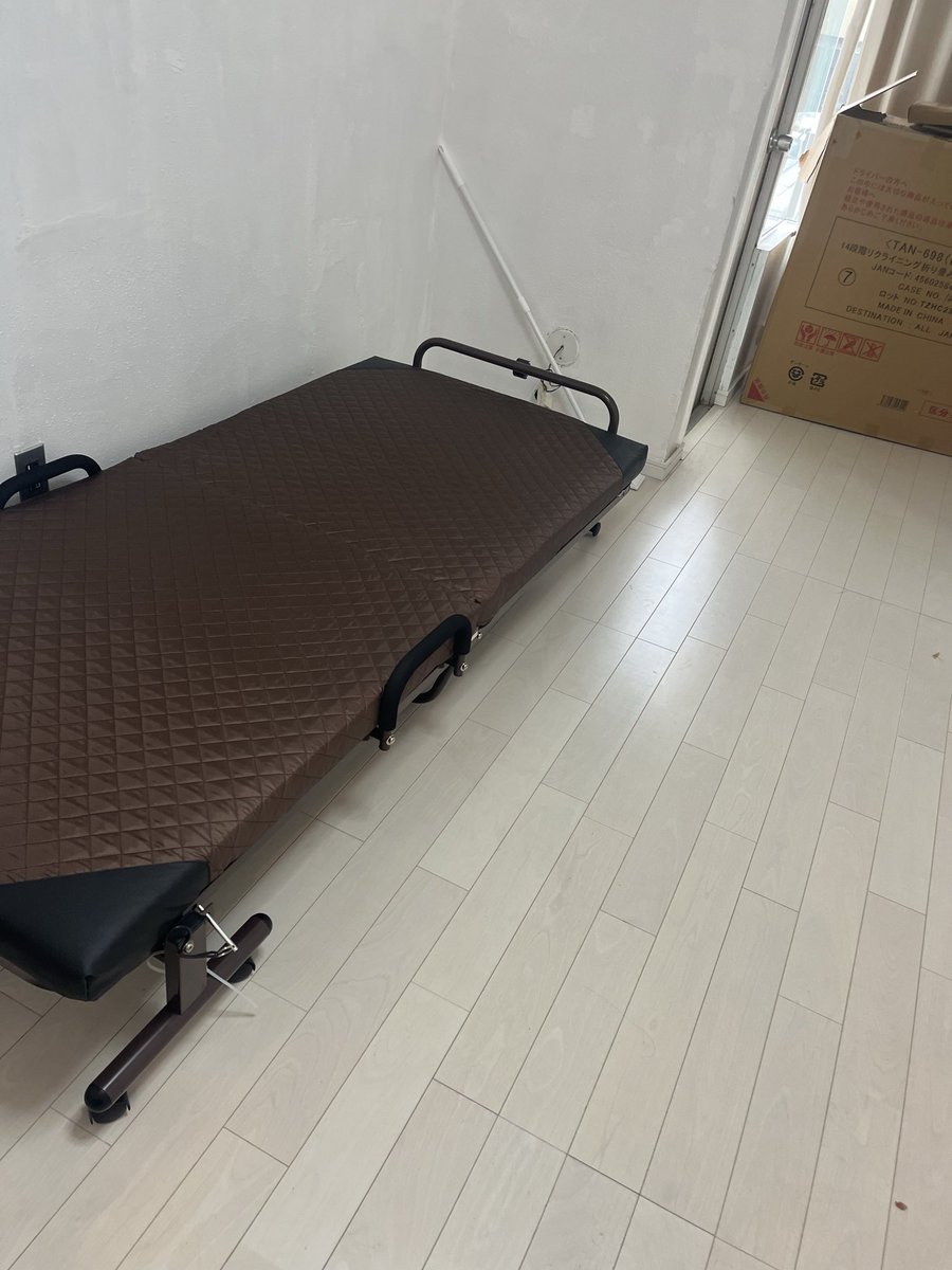 logiminako's tweet photo. 折りたたみベッド組み立てた。
引越し初日に寝れる(｡•⩊•ಣ

1.5万の安いのだから思ったより低かったけど、ウレタンマットレス敷いて調整する。
2年くらいしたらロフトベッドにしたい。

(っ ॑꒳ ॑c)クソジジイ付きアパートからようやく引越せる https://t.co/sHWdcrtIV5