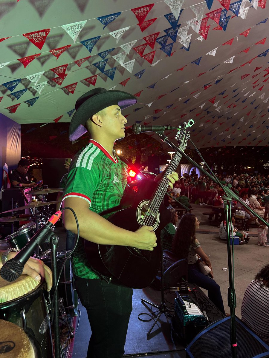 IvanSR02's tweet photo. Antes del gol de México ❤️ https://t.co/a2katWw2l8