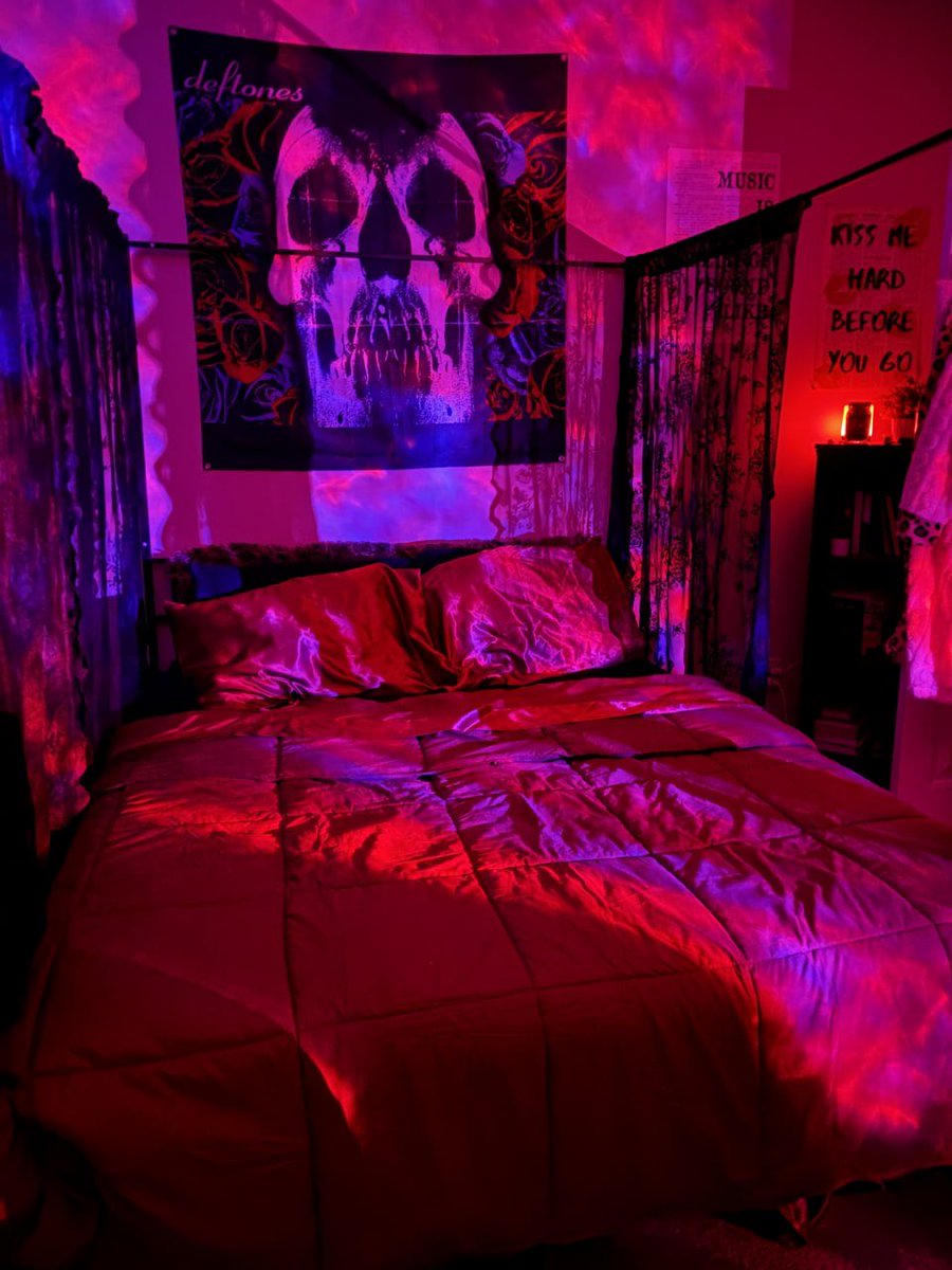 VioletKing69's tweet photo. all i need is snacks, a blanket, and the right person https://t.co/AJzpZ9kiFR